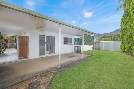 Fantastic Fully Air Conditioned Villa - Garage with Remote - Photo 4