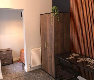 1 bedroom in a house share to rent - Photo 2