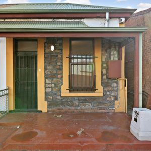 Stylish Two Bedroom Residence in a Convenient Adelaide Location - Photo 2
