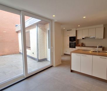 Woning met 3 slaapkamers, ruime garage en koer in hartje Poperinge. - Foto 2