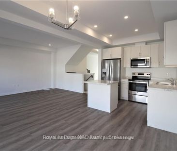 Townhouse For Lease | X8128870 - Photo 1