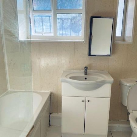 Room in a Shared Flat, Frensham Drive, SW15 - Photo 3