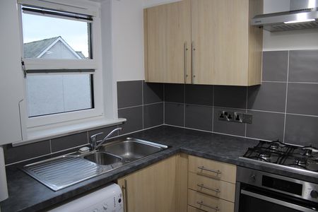 IMMACULATE 2 BED FLAT – BROCHTIE COURT, BROUGHTY FERRY - Photo 3