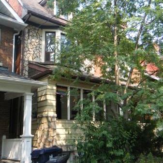 Bright 1-bedroom apartment close to public transit - Photo 1