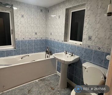 4 bedroom semi-detached house to rent - Photo 5