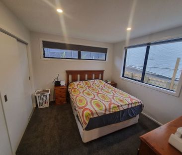 Modern 3 Bedroom, 2 Bathroom Townhouse - Photo 4