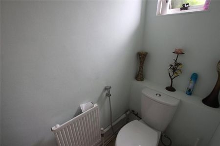 4 bedroom end of terrace house to rent - Photo 3