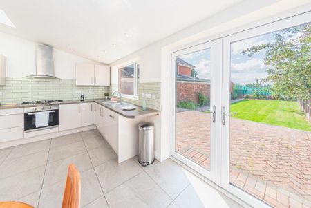 4 bedroom semi-detached house to rent - Photo 2