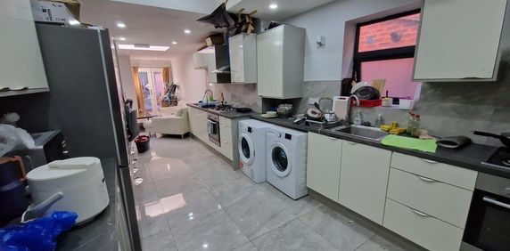 1 bedroom in a house share to rent - Photo 2