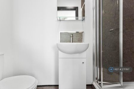 1 bedroom in a house share to rent - Photo 3