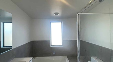 Modern 3-Bedroom Townhouse Refurbished - Photo 5