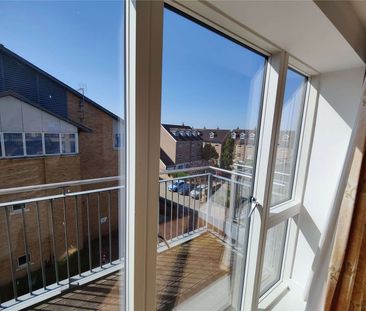 Well presented two bedroom apartment in secure development - Photo 1