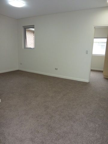 Near new two bedroom + study townhouse - Photo 3