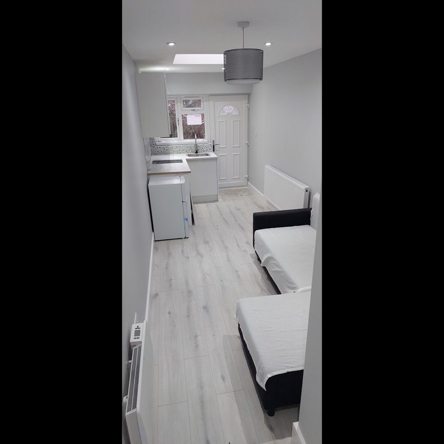 Studio Flat, Andrews Close, HA1 - Photo 1