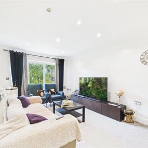 London Road, Bracknell London Road, Bracknell - Photo 2