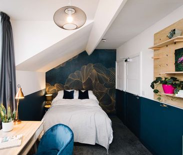 Wonderful 6 Bedroom Charactered Home located in the town centre of ... - Photo 2