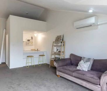 Beautifully presented on Turanga Place! - Photo 3