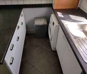 4 bedroom semi-detached house to rent - Photo 5