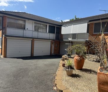 Partly Furnished Convenient Living in the Heart of Annerley - Photo 2