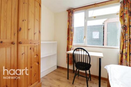 4 bedroom semi-detached house to rent - Photo 5