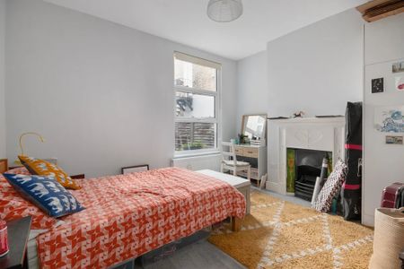 3 Bedroom Apartment, Durnsford Road, London - Photo 5