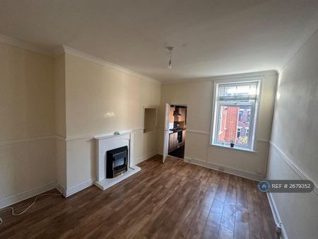 3 bedroom flat to rent - Photo 4