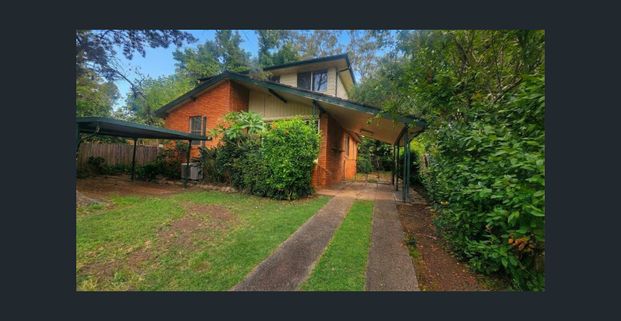 Spacious 5 Bedroom Family Home with Huge Living Areas! - Photo 1