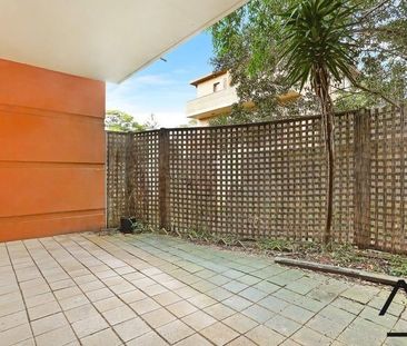 Modern Apartment With Courtyard - Photo 2