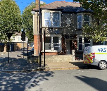 2 Bed Flat, Henniker Gardens, E6 - Photo 6