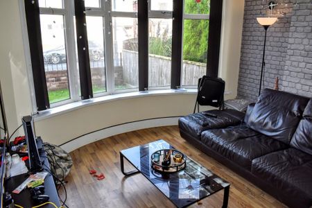 6 bedroom semi-detached house to rent - Photo 2