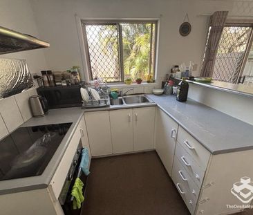 GREAT LOCATION AIR CONDITIONED TOWNHOUSE - Photo 3