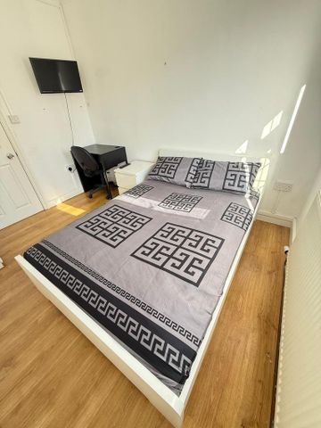 1 bedroom in a flat share to rent - Photo 3