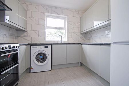 3 bedroom flat to rent - Photo 4