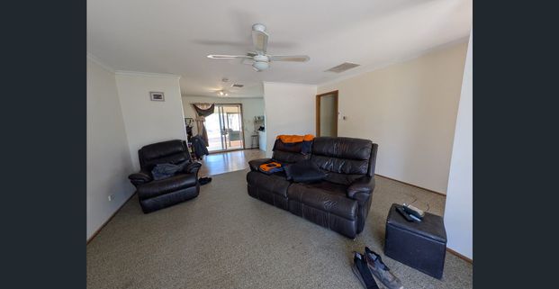 Neat, practical & ready to go - 3-bedroom home with a large workshop. - Photo 1