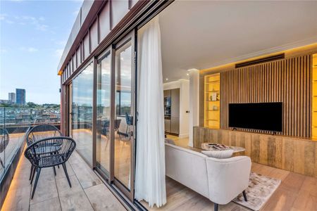 A superb two bedroom penthouse with balcony - Photo 2