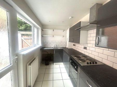 81 Strandburn Drive, Sydenham, Belfast, BT4 1NB - Photo 2