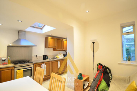 4 bedroom semi-detached house to rent - Photo 2