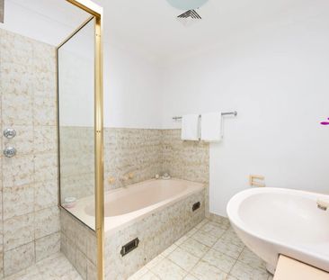 Spacious One-Bedroom Apartment with Private Garden Outlook - Photo 5