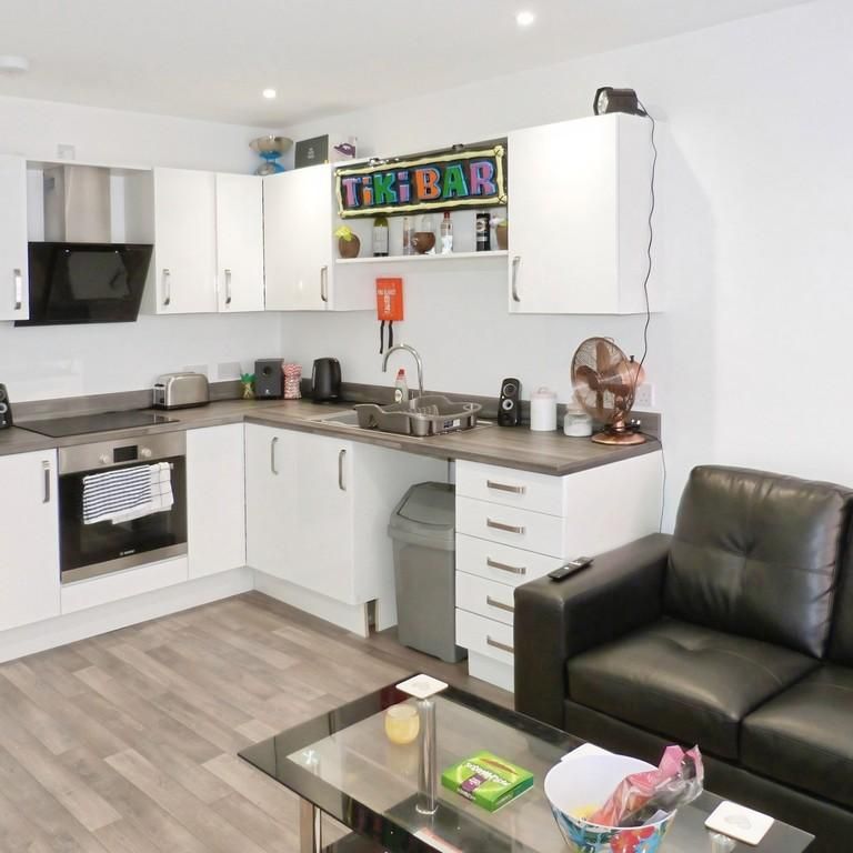 1 bedroom in a flat share to rent - Photo 1