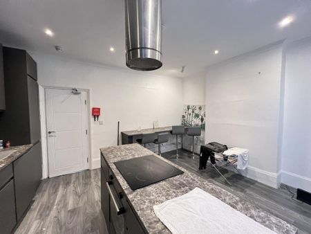 1 bedroom in a flat share to rent - Photo 2
