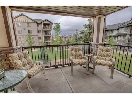 Almost 1000 sqft corner suite 2 bdrms 2 bath apartment in Panorama! - Photo 3