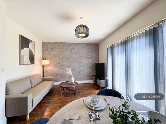 4 bedroom semi-detached house to rent - Photo 1