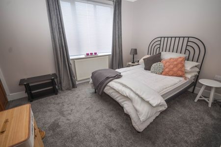 3 bed end of terrace house to rent in Cleveland Road, Barnes, SR4 - Photo 2