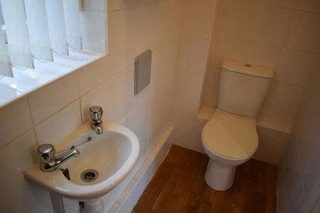 3 bedroom detached house to rent - Photo 4