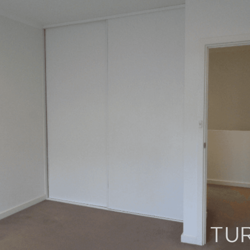 Spacious & Modern Low Maintenance Townhouse. - Photo 1