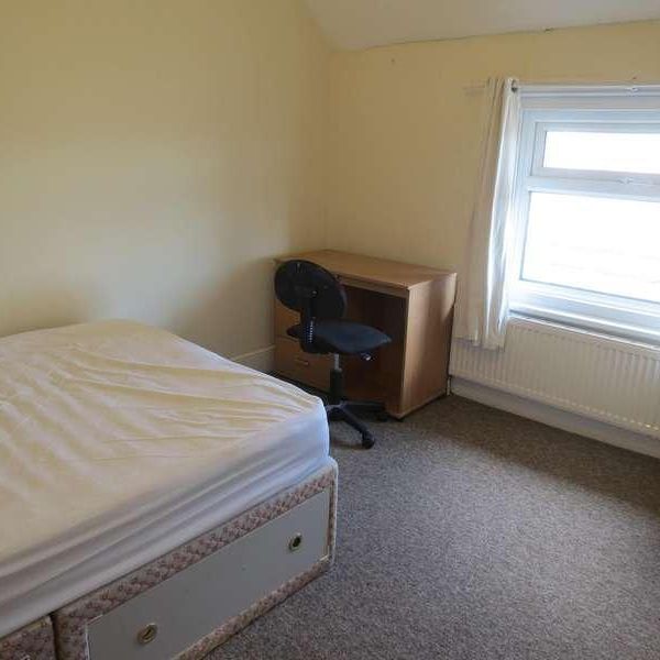 Bedroom Second Floor Flat In Bournemouth, BH8 - Photo 1