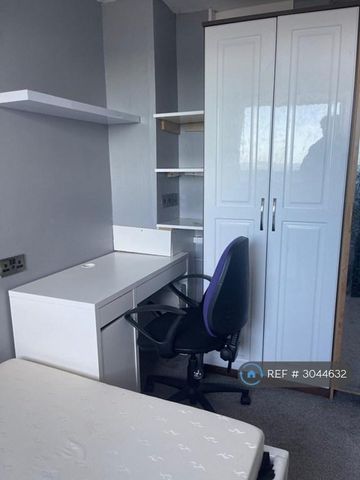 3 bedroom flat to rent - Photo 4
