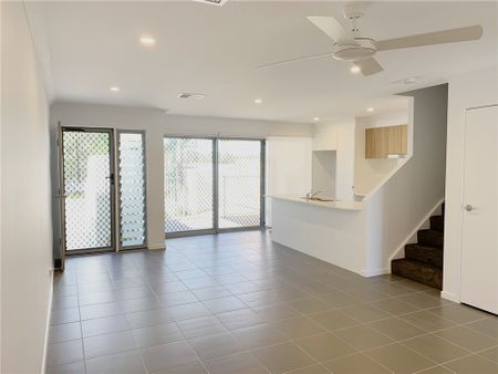Near New LUXURY 3 BEDROOM TOWNHOUSE WITH DUCTED AIR CONDITIONING - Photo 3