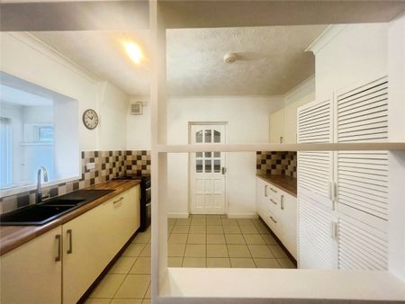 Roderick Drive, Wolverhampton, West Midlands, WV11 - Photo 2