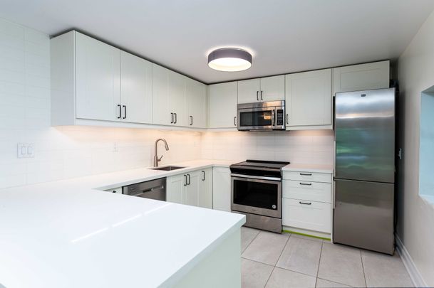 For Lease - 1207 Lorne Park-Coachhous Road, Mississauga, Ontario - Photo 1